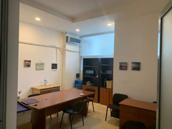 Tirane, jepet me qera zyre Kati 1, 136 m² 700 Euro (Kristal Center)