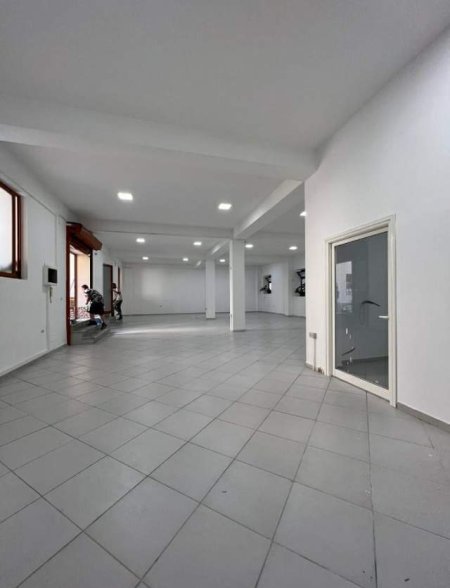 Tirane, jepet me qera ambjent biznesi Kati 0, 260 m² 1.300 Euro (Don Bosko)