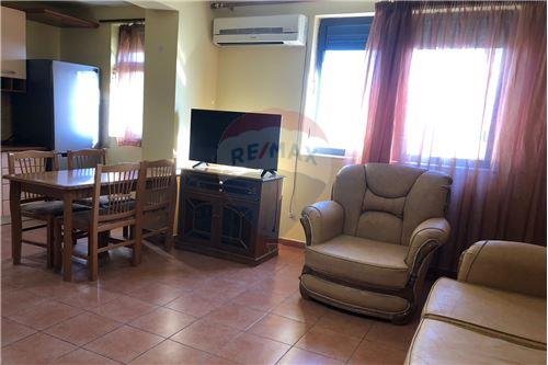 Tirane, jepet me qera apartament 1+1 Kati 6, 500 Euro (Rr. Ndre Mjeds)