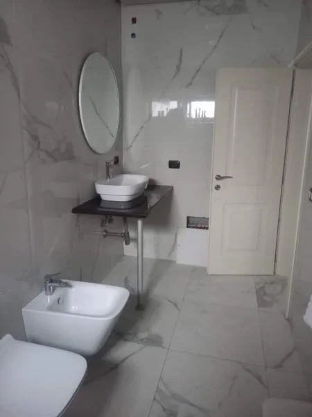 Tirane, jepet me qera 1+1 qera javore prane aeroportit Rinas