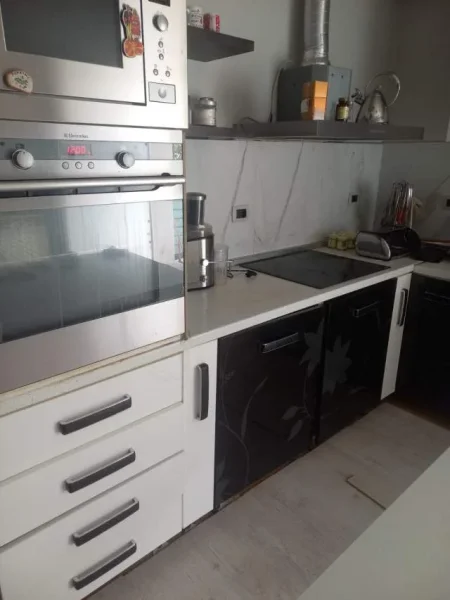 Tirane, jepet me qera 1+1 qera javore prane aeroportit Rinas