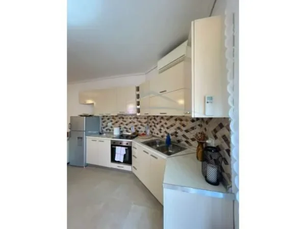 Tirane, jepet me qera apartament 2+1 Kati 10, 600 Euro (Komuna Parisit)