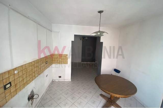 Tirane, jepet me qera ambjent biznesi Kati 2, 80 m² 750 Euro (myslym shyr)