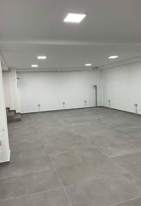 Tirane, jepet me qera ambjent biznesi Kati 0, 260 m² 1.500 Euro (jeronim de rada)