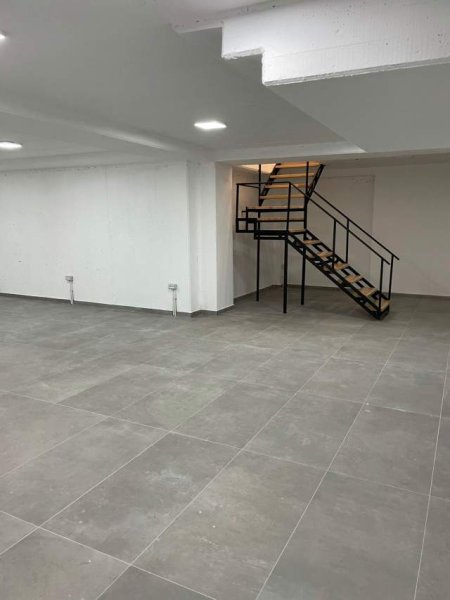 Tirane, jepet me qera ambjent biznesi Kati 0, 260 m² 1.500 Euro (jeronim de rada)