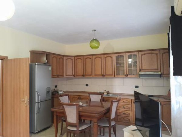 Tirane, jepet me qera apartament Kati 2, 150 m² 500 Euro (Shkolla e Bashkuar)