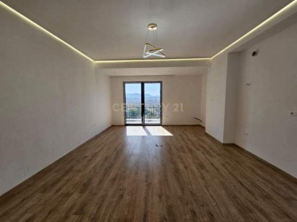 Tirane, shitet 69 m² 110.000 Euro (Farmacia 10)