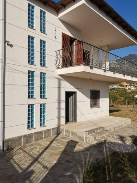 Tirane, shitet Vile Kati 2, 251 m² 350.000 Euro (Kafja e Rremes)