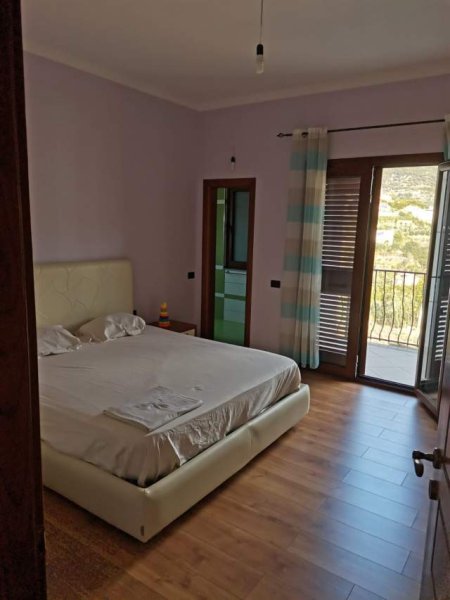 Tirane, shitet Vile Kati 2, 251 m² 350.000 Euro (Kafja e Rremes)