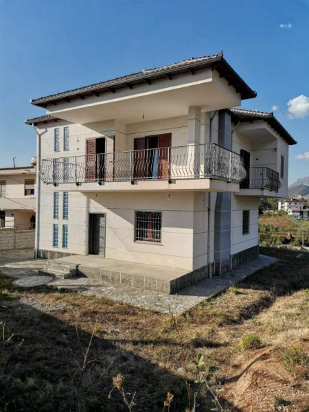 Tirane, shitet Vile Kati 2, 251 m² 350.000 Euro (Kafja e Rremes)