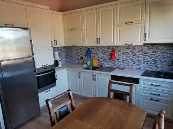 Tirane, shitet Vile Kati 2, 251 m² 350.000 Euro (Kafja e Rremes)