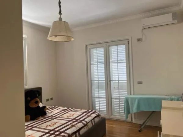 Tirane, jepet me qera apartament 3+1+A+BLK Kati 2, 178 m² 650 Euro (RRUGA E DIBRES)