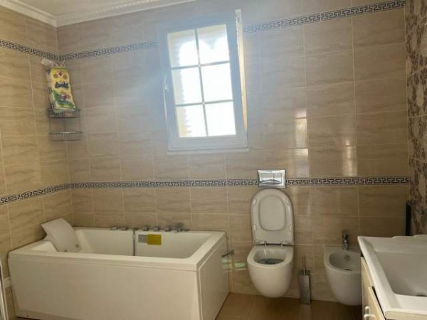 Tirane, jepet me qera Vile 3+1+BLK Kati 2, 179 m² 600 Euro (Rruga Enver Begeja)