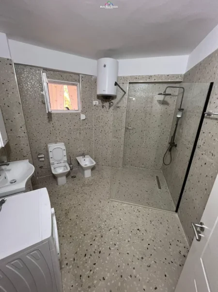Tirane, jepet me qera apartament Kati 2, 120 m² 1.000 € (bllok)