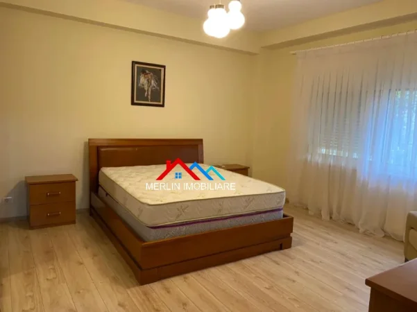 Tirane, jepet me qera apartament 2+1+Ballkon Kati 1, 120 m² 750 € (BULEVARDI ZHAN DARK,BRRYLI)
