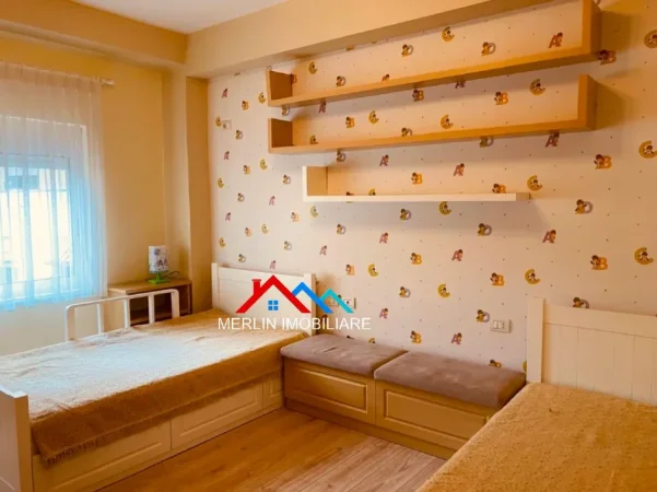 Tirane, jepet me qera apartament 2+1+Ballkon Kati 1, 120 m² 750 € (BULEVARDI ZHAN DARK,BRRYLI)