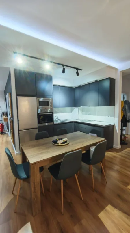 Tirane, jepet me qera apartament 2+1 Kati 7, 105 m² 1.000 € (tish dahia)