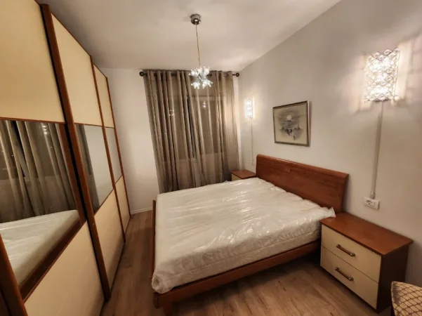 Tirane, jepet me qera apartament 2+1+Ballkon+parkim-Kati 7, 95 m² 450 mije leke