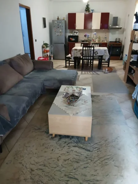 Tirane, jepet me qera apartament 1+1 Kati 1, 80 m² 220 € (Shkozë)