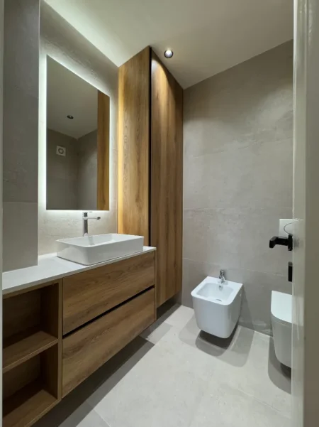 Tirane, jepet me qera apartament 1+1 , 850 € (Shkolla e Kuqe)