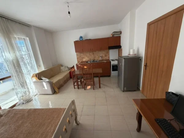 Tirane, jepet me qera apartament 1+1 Kati 2, 70 m² 400 € (Xhamlliku)