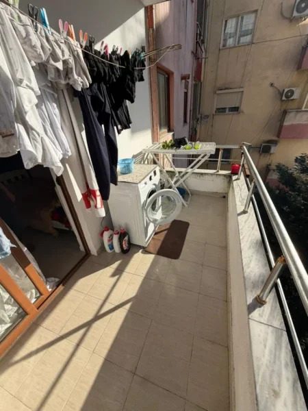 Tirane, jepet me qera apartament 1+1 Kati 2, 70 m² 400 € (Xhamlliku)