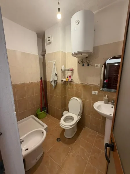 Tirane, jepet me qera apartament 1+1 Kati 2, 70 m² 400 € (Xhamlliku)