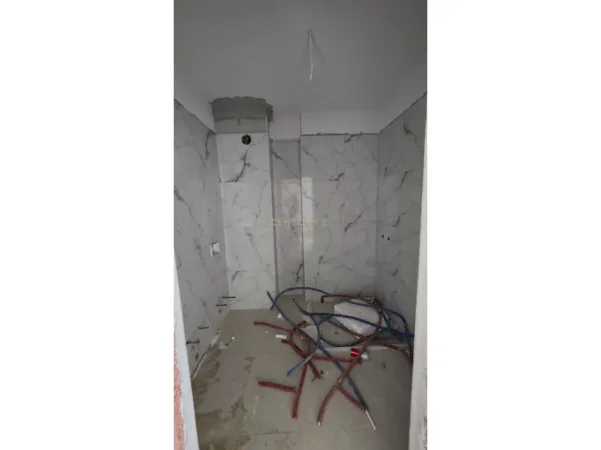 Tirane, shitet apartament 1+1+Ballkon Kati 2, 70 m²