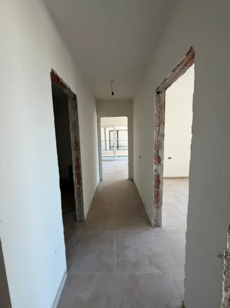 Lezhe, shitet apartament 2+1+Ballkon Kati 6, 110 m² (Shengjin) Okazion! Apartament 2+1+Lavanteri për Shitje