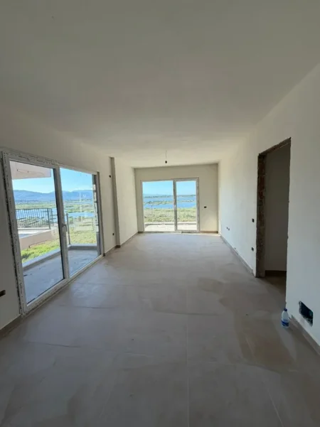 Lezhe, shitet apartament 2+1+Ballkon Kati 6, 110 m² (Shengjin) Okazion! Apartament 2+1+Lavanteri për Shitje