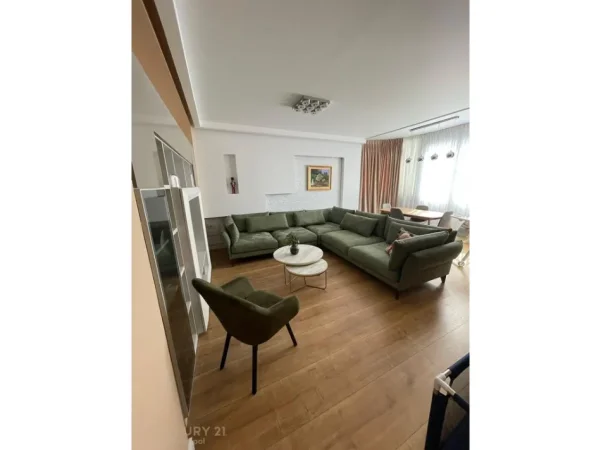 Tirane, jepet me qera apartament 2+1+Ballkon Kati 7, 80 m² 900 €