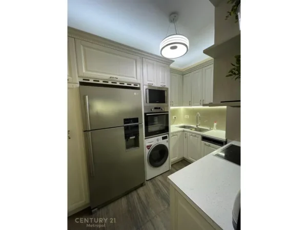 Tirane, jepet me qera apartament 2+1+Ballkon Kati 7, 80 m² 900 €