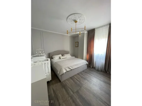 Tirane, jepet me qera apartament 2+1+Ballkon Kati 7, 80 m² 900 €