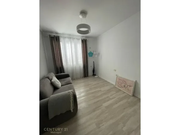Tirane, jepet me qera apartament 2+1+Ballkon Kati 7, 80 m² 900 €