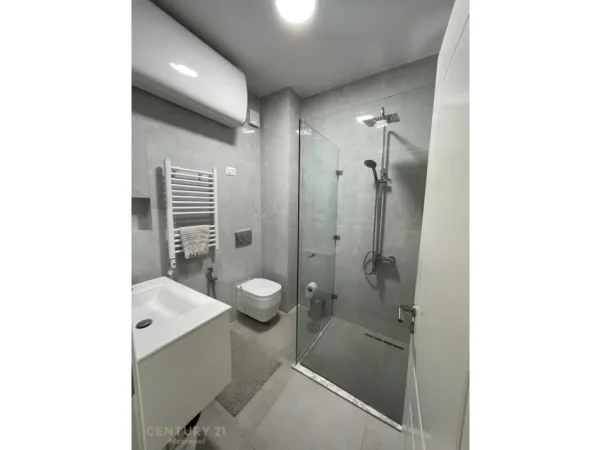 Tirane, jepet me qera apartament 2+1+Ballkon Kati 7, 80 m² 900 €