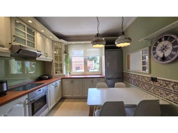 Tirane, jepet me qera apartament 3+1+Ballkon Kati 3, 100 m² 900 € 