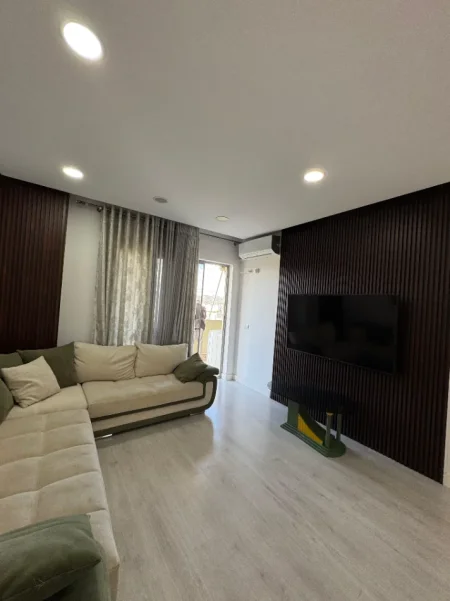 Tirane, jepet me qera 1+1+Ballkon Kati 6, 500 € 