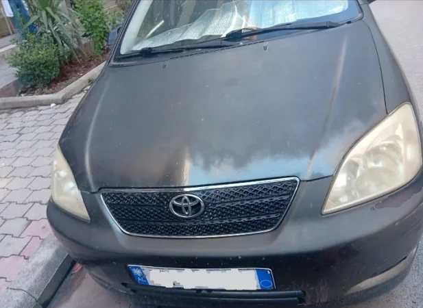 Tirane, shitet makine Toyota corolla Nafte, gri e erret manuale Klima 350.000 km 1.500 €
