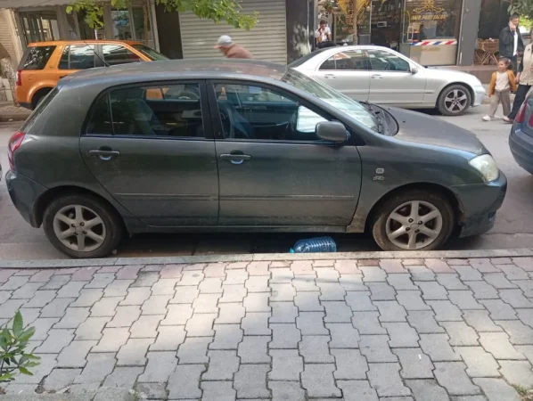 Tirane, shitet makine Toyota corolla Nafte, gri e erret manuale Klima 350.000 km 1.500 €