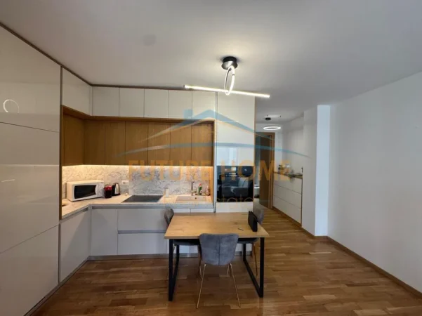 Tirane, jepet me qera apartament 1+1+Ballkon Kati 10, 80 m² 1.000 € (Blloku)