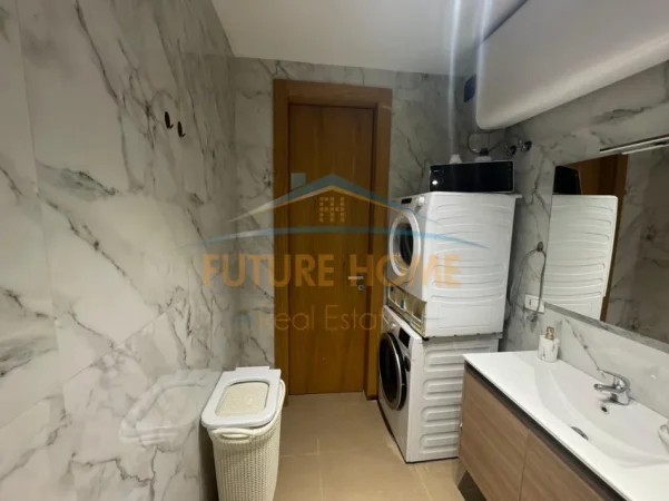 Tirane, jepet me qera apartament 1+1+Ballkon Kati 10, 80 m² 1.000 € (Blloku)