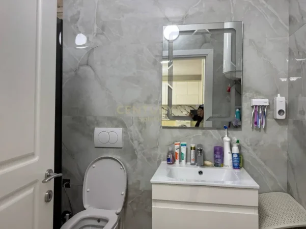 Tirane, jepet me qera apartament 2+1+Ballkon Kati 6, 100 m² 800 € (mine peza)