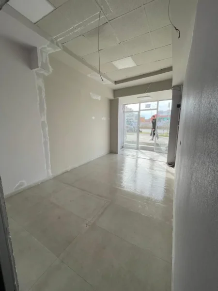 Tirane, jepet me qera ambjent biznesi Kati 0, 27 m² 500 € (Sheshi Shqiponja)