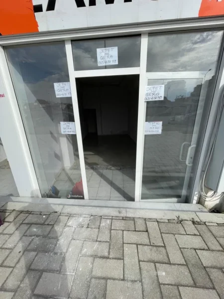 Tirane, jepet me qera ambjent biznesi Kati 0, 27 m² 500 € (Sheshi Shqiponja)
