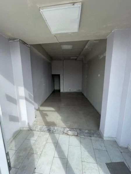 Tirane, jepet me qera ambjent biznesi Kati 0, 27 m² 500 € (Sheshi Shqiponja)