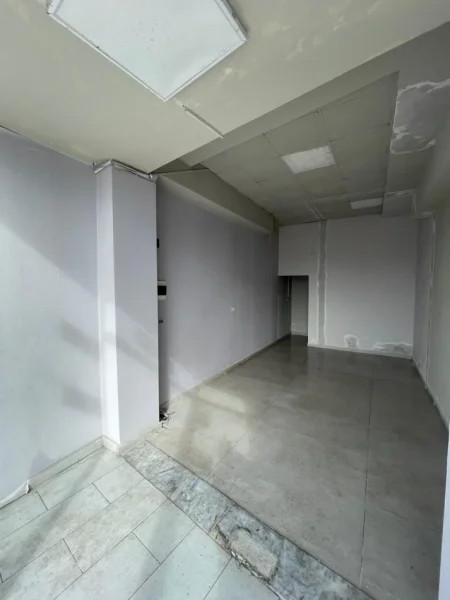 Tirane, jepet me qera ambjent biznesi Kati 0, 27 m² 500 € (Sheshi Shqiponja)
