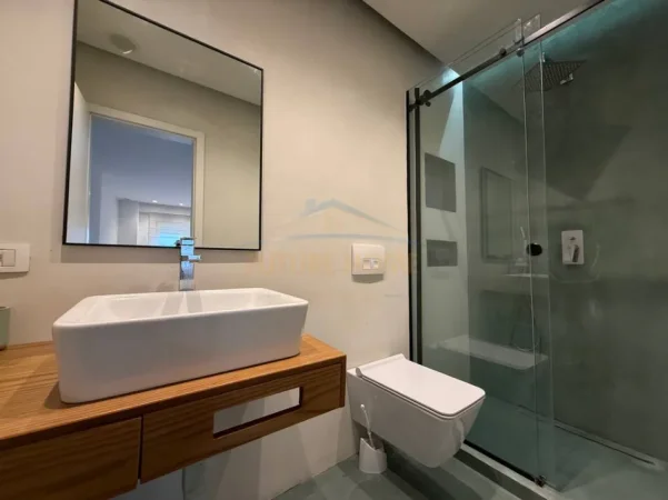 Tirane, jepet me qera apartament 2+1+Ballkon Kati 11, 80 m² 880 € (Rruga e Kavajes)
