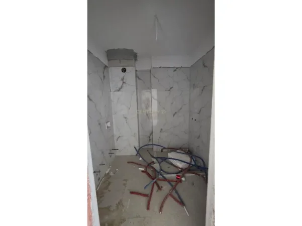 Tirane, jepet me qera apartament 1+1 Kati 2, 71 m² 110.000 € (kinostudio)