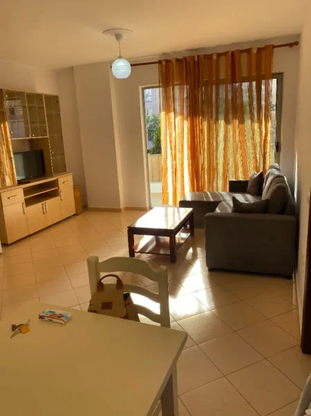 Tirane, jepet me qera apartament 1+1+Ballkon Kati 2, 72 m² 350 € (Rruga Demneri, Yzberisht, perballe EcoMarket)