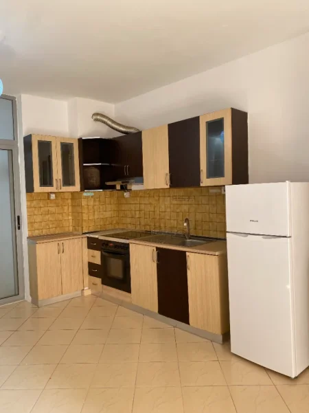 Tirane, jepet me qera apartament 1+1+Ballkon Kati 2, 72 m² 350 € (Rruga Demneri, Yzberisht, perballe EcoMarket)